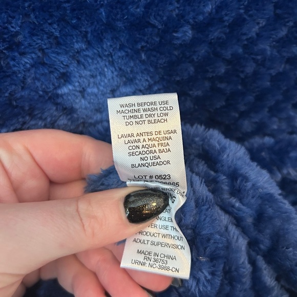 Blue Plush Blanket with Embroidered Lion Design - Picture 5 of 7